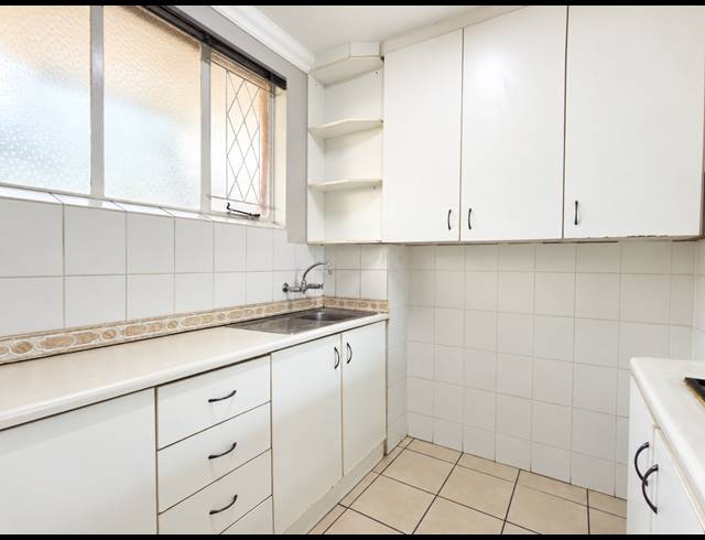 1 BEDROOM APARTMENT FOR SALE IN ESSENWOOD